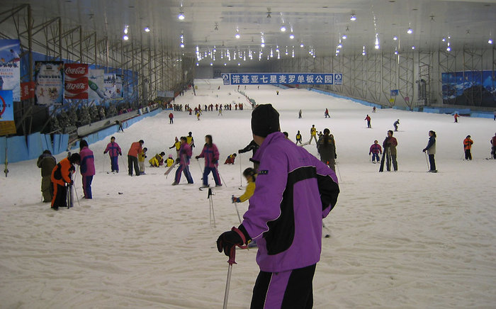 Freeridern Kalle som är sugen på årets första åk, iklädd lila prasslig skiddräkt.