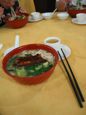 Mums! Nudelsoppa med grissvål och några grönasaker.