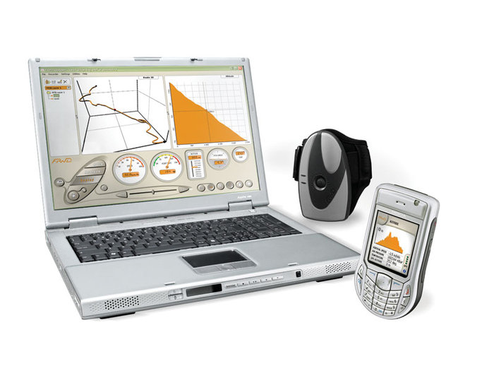 FRWD Outdoor Sports Computer består av en GPS-inspelningsenhet, programvara för mobiltefon och datorPhoto combination.