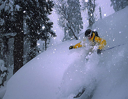 Artikelförfattaren Tobias Liljeroth genomför snötester i Gulmarg.