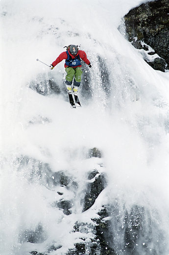 Magnus Tveito luftar skidorna.