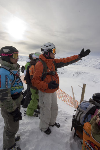 Cyril Neri, initiativtagare till Rookies Quest, förklarar reglerna.