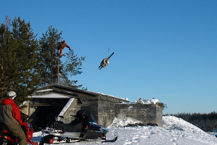 Adam mitt inne i en Lincon.