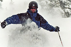 Tomas Olsson trycker fjäderpuder på Peak 8 i Breckenridge.