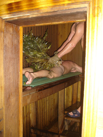 Spa eller misshandel? Per får smaka på riset.