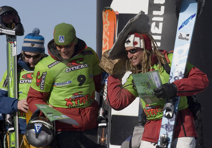 Segrarna i herrklassen på skidor, Kaj Zackrisson och Aurélien Ducroz från Frankrike tar emot sina priser.