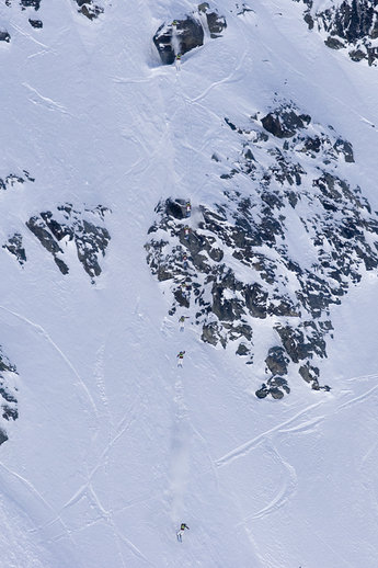 Kaj Zackrisson går in för landning efter ett dubbeldropp i sitt vinnaråk.