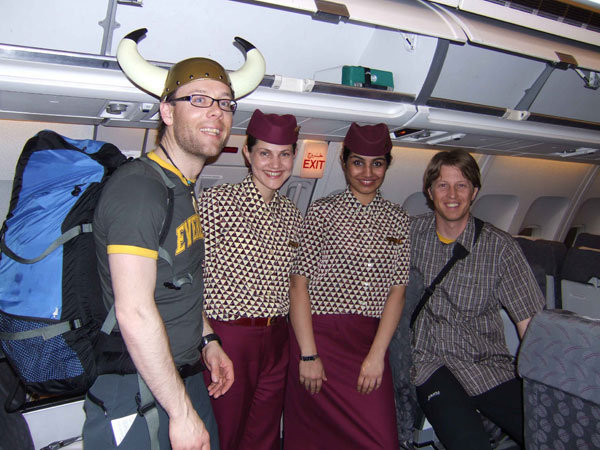 Tomas och Tormod flirtar med flyvärdinnorna på Quatar Airways.