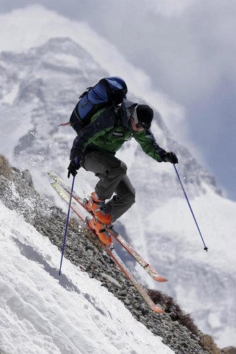 Tomas lägger första svängen vid baslägret. Bakgrunden domnineras helt av Everest brutala nordsida.