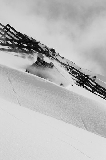 Sebastian Percival känner på snön i Ischgl.
