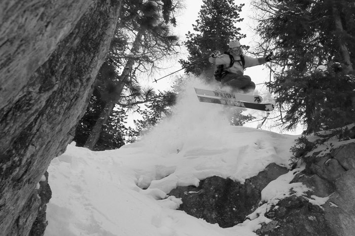 Sebastian utforskar möjligheterna brevid Bodenalpliften, på ett lekfullt sätt.