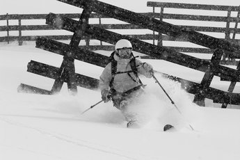 Hanna Tholin surfar mellan lavinstaketen vid Pardatschgrat.