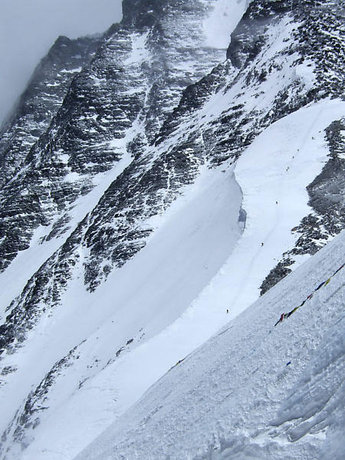 Thomas Olsson på väg uppför på 7400 meters höjd.