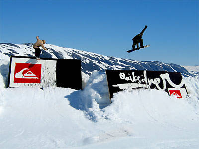 Parkshapern Ante Botner och local Gaute Skåre testar wallriden under Quicksilver Camp 2005.