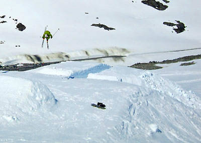Torkel Karoliussen testar ett av de röda hoppene i fjol.