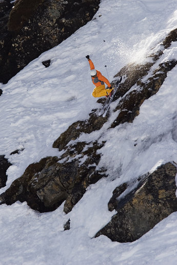 Telemarksåkaren Joonas Karhuma tar tag i skidan.