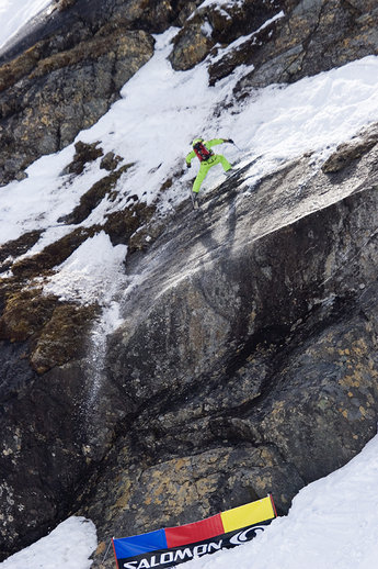 Tor Eivind Lindstad kör en egen variant av big mountain jibbing: fakie to disaster.