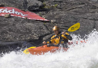 Dennis Franzén, Idre på väg mot segern i Extreme Kayak Challenge.