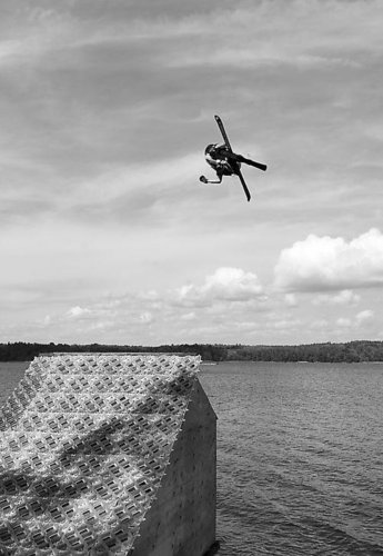 Jakob Wester ger fotografen vad han vill ha.