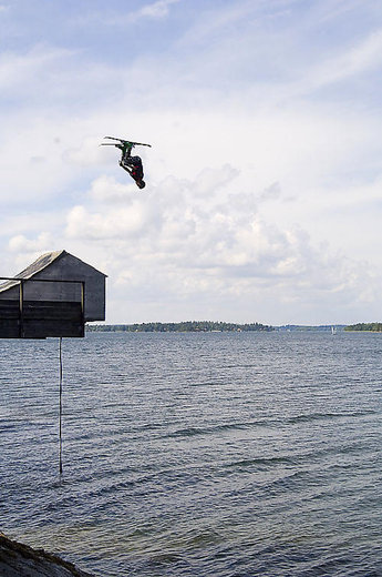 Niclas Karlsson mitt i en dubbel backflip