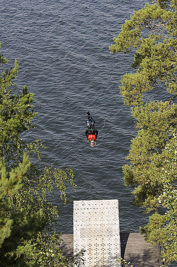 Oskar Wester med huvudet ner.