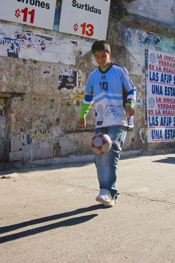 Ett Buenos Aires som känns mer äkta; fotboll och barn som försöker tjäna ihop några pesos genom att visa upp sina konster utanför stationen.