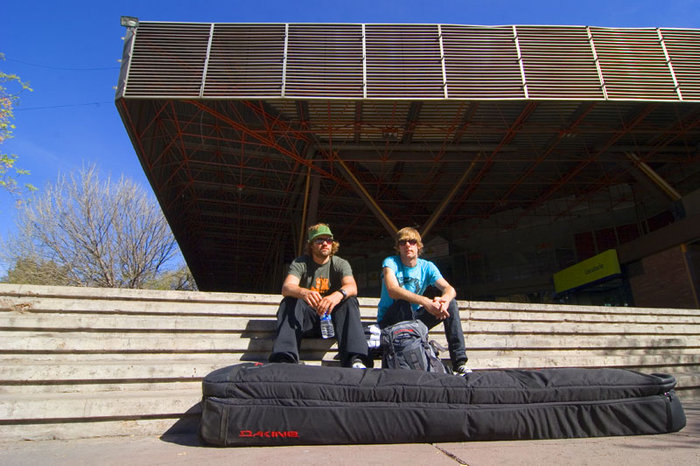 Freerides utsända, Daniel Furberg och Johan Hellman, sitter och väntar på ännu en busstation, den här i Mendoza.
