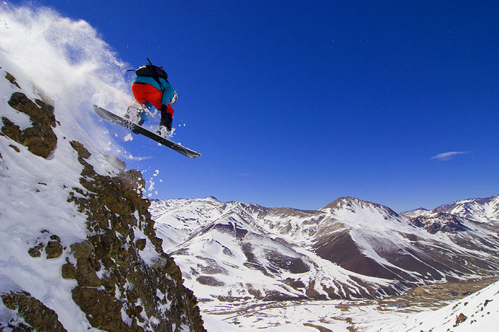 Daniel hoppar över Las Leñasdalen med sina nya snowboardboots på. Jo det är faktiskt Las Leñas som skymtar där ner till höger. Större är det inte.