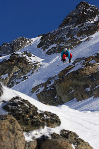 Daniel trotsar den hårda snön och testar klippor i La Hoya.