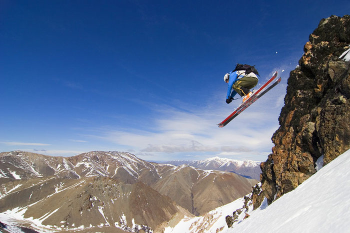 På eftermiddagen, när snön mjuknat lite vågar även fotografen sig på ett litet hopp.