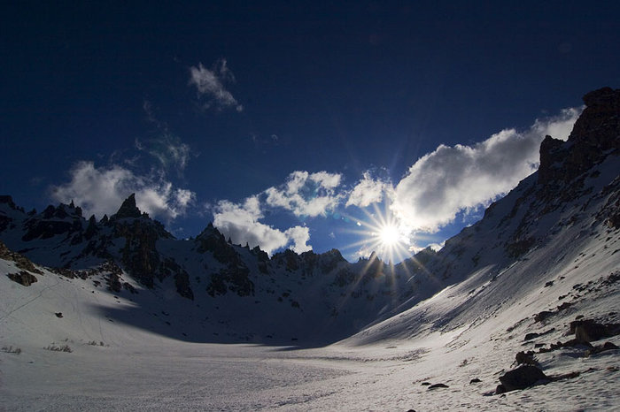 Solnedgång från Refugio Frey. Till vänster de katedralliknande berg som har gett Catedral sitt namn.