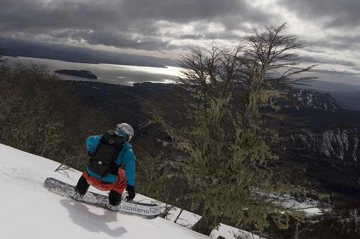 Vårsnö under hotfulla moln Bariloche. Vi tar det som ett tecken och drar vidare.
