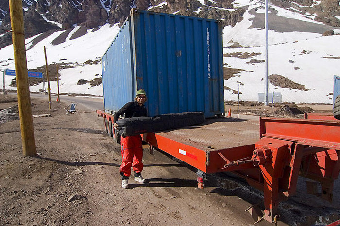 Det är bra att lifta med lastbilar när man har mycket bagage. Speciellt den stora blåa väskan längst bak är svår att få med i en bil.