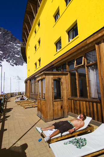 Daniel njuter så mycket han bara kan av Portillos faciliteter.