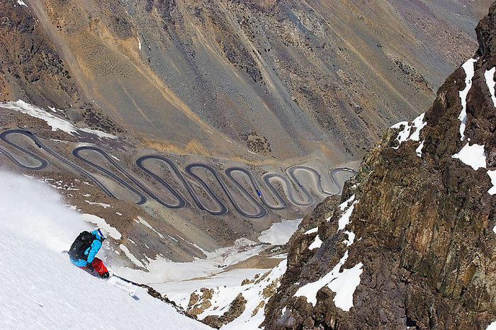 Daniel på väg ner för Super C, nedanför vägen till Portillo och mellan Chile och Argentina.