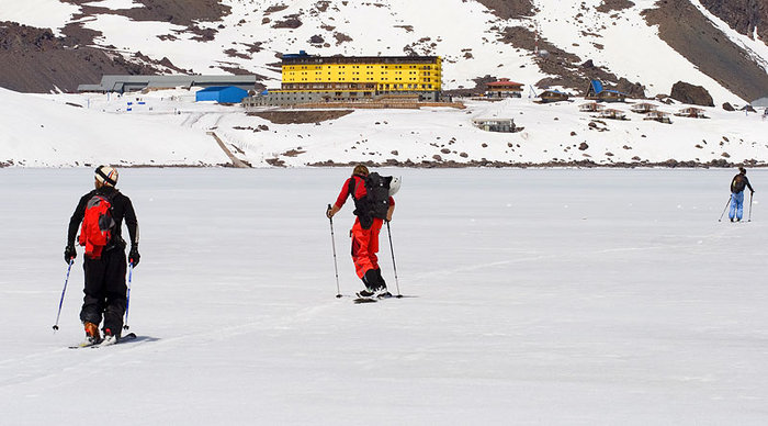 På väg hem över isen. En liten stund senare har både fotografen och Cloé känt på vattnet. Det är inte så varmt