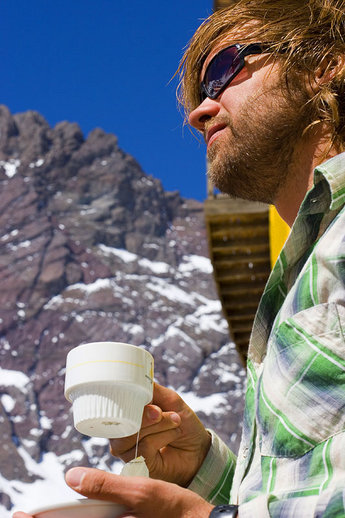 Daniel tar en välförtjänt kopp te på Hotell Portillos balkong efter ännu en dags hikande.