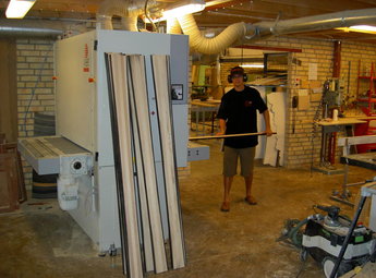 Kalle bearbetar träkärnor i Bredbandsputs maskinen.