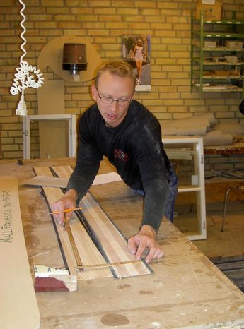 Anders kontroller och mäter på träkärnan.