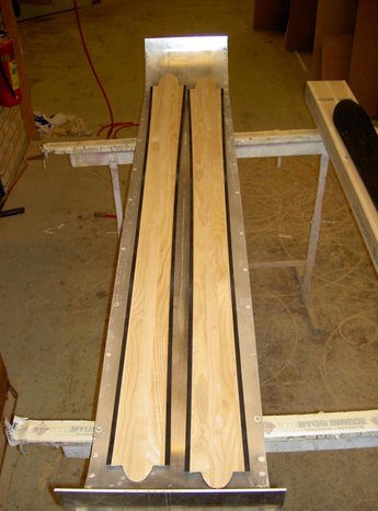 Träkärnor ligger i aluminiumformen.