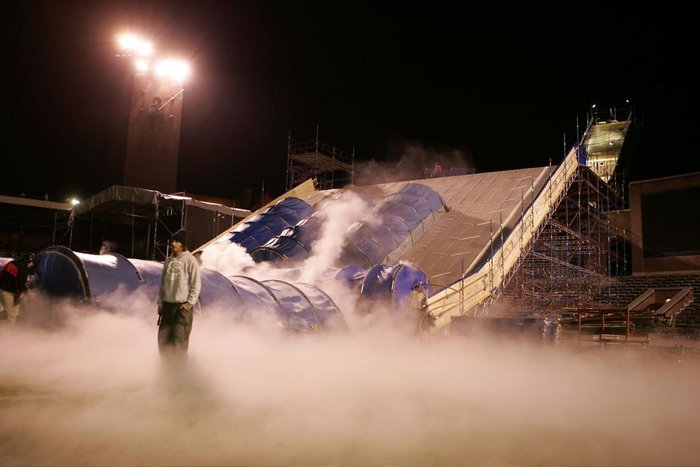 Shapern David Ny vid byggandet av big air-hoppet på Stockholms Stadion igår kväll (tisdag).