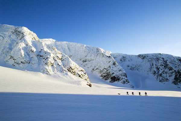 På väg tillbaka till Tarfalastugorna efter en lång tur på Drakryggen. I bakgrunden syns ostsidan av Kebnekaisemassivet.