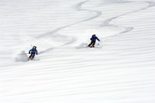 Formationsåkning på glaciären under Dubbeltoppen i det mäktiga Áhkkámassivet.
