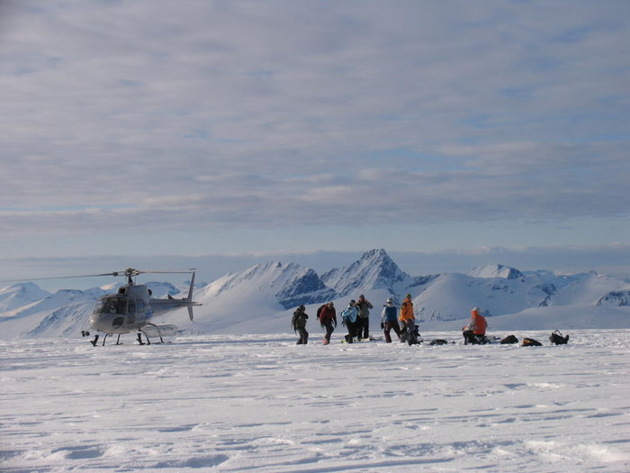 Helikopter används för att komma upp till starten.