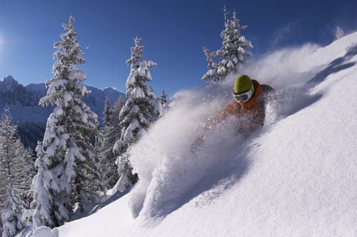 Tomas Bergemalm tar det första svängarna I den nykommna fluffiga snön.
