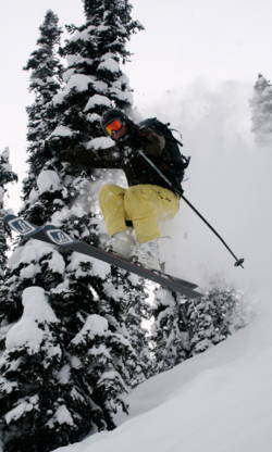 Mark Ahlenius passar på att hoppa när landningen är mjuk.