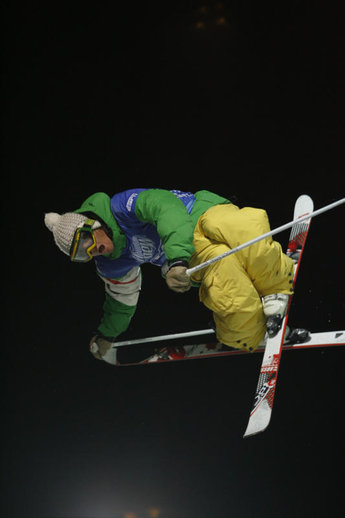 Candide Thovex håller tungan rätt i Superpipe finalen.