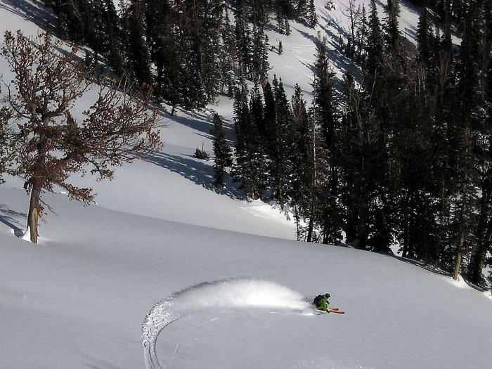 Artikelförfattaren glider ner mot byn i en skön sväng.