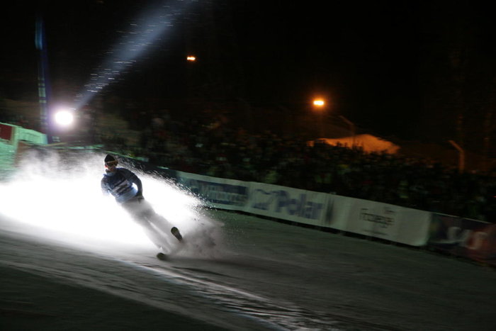 Nostalgi. Ingemar Stenmark går i mål inför jublande åskadare.