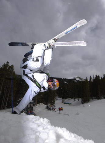 Jon Olsson tar på snö i Colorado.